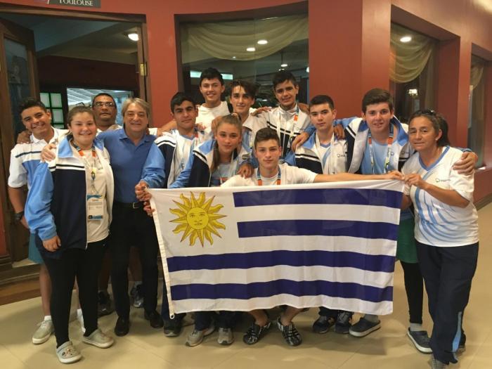 Delegación uruguaya luciendo la bandera uruguaya