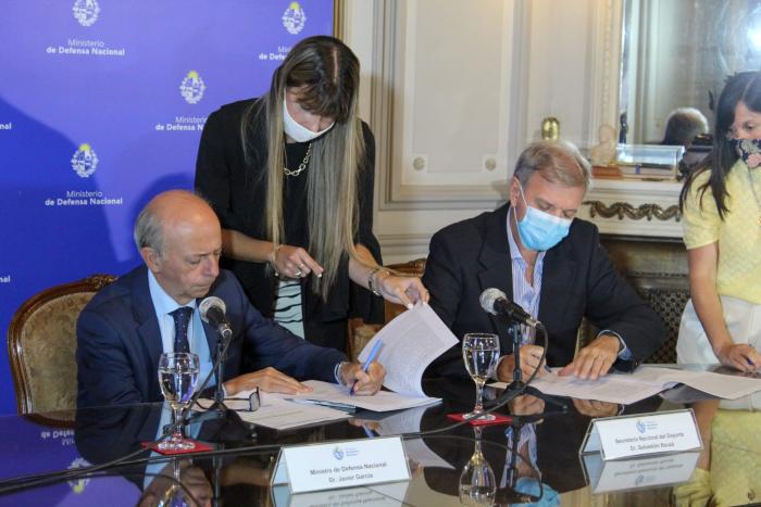 Javier García y Sebastián Bauza Firma de convenio