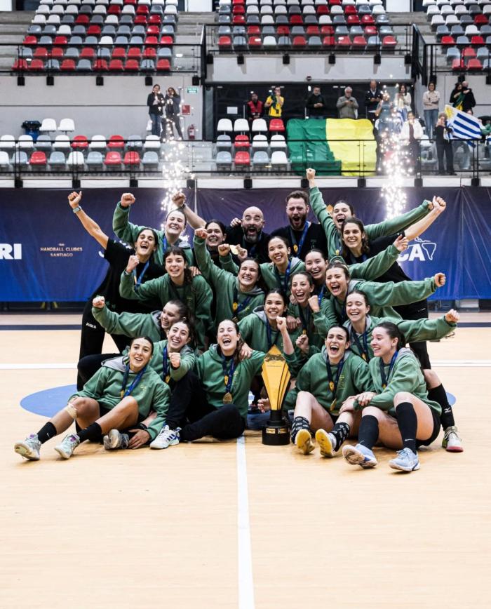 Las jugadoras del Layva festeja el título continental