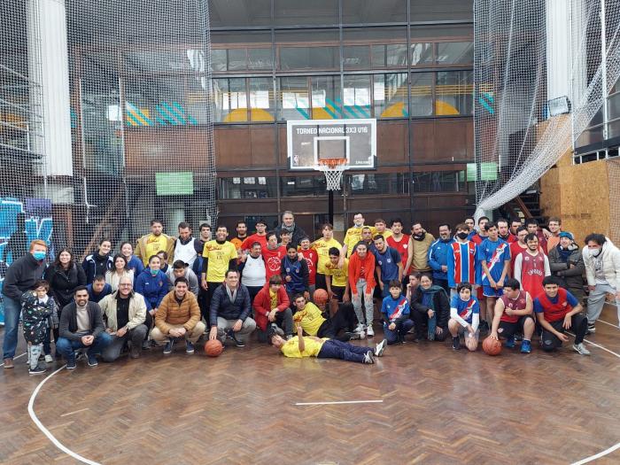 Encuentro deportivo de Basket 3x3 inclusivo en Casa Inju Los equipos de Basket 3x3 inclusivo y autoridades