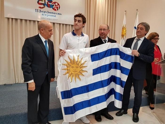 Autoridades de la Secretaría Nacional de Deporte entregando el Pabellón a atletas uruguayos