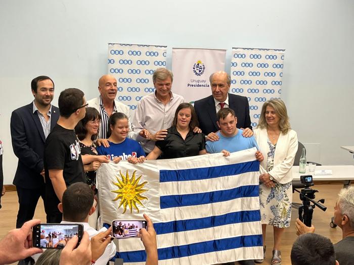 entrega de Pabellón Nacional a delegación uruguaya de atletas con síndrome de Down