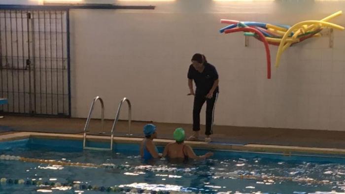 Adolescentes tomando clases de natación