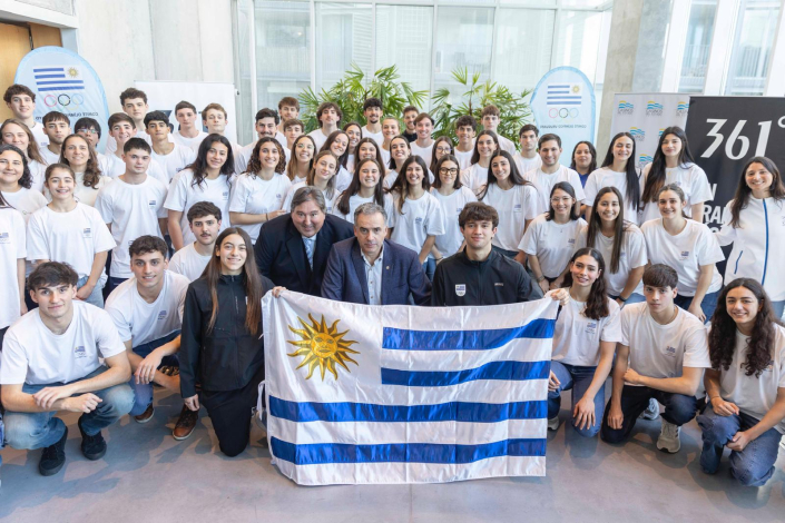 Entrega de Pabellón Nacional en Torre Ejecutiva junto al Presidente de la República
