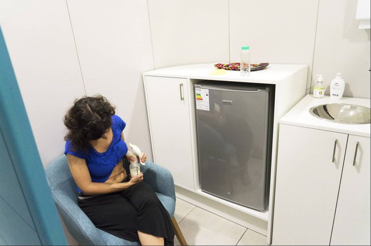 Mujer extrayéndose leche en una sala de lactancia Foto: La Diaria/Mariana Greif Mujer extrayéndose leche en una sala de lactancia Foto: La Diaria/Mariana Greif