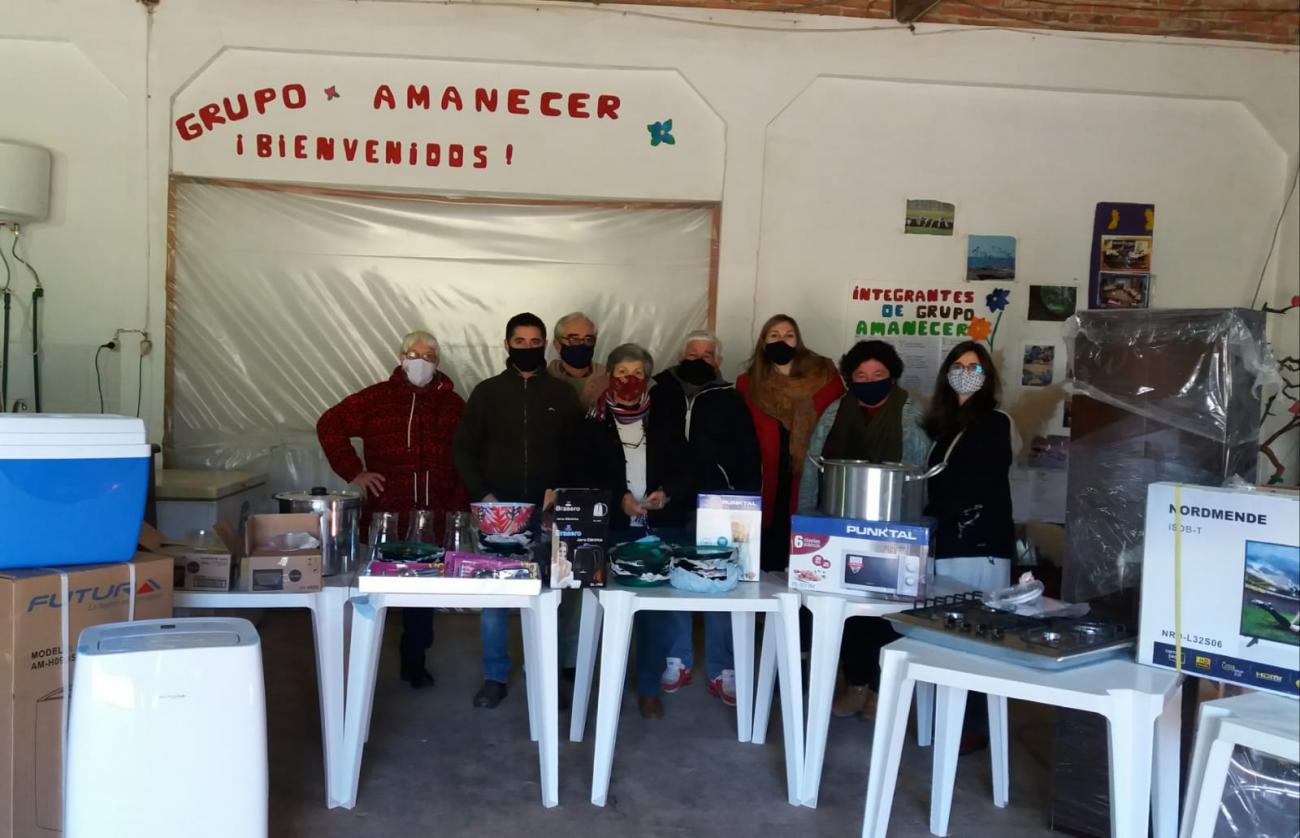 Grupo de personas mayores de Blanquillos recibiendo los materiales Grupo de personas mayores de Blanquillos recibiendo los materiales