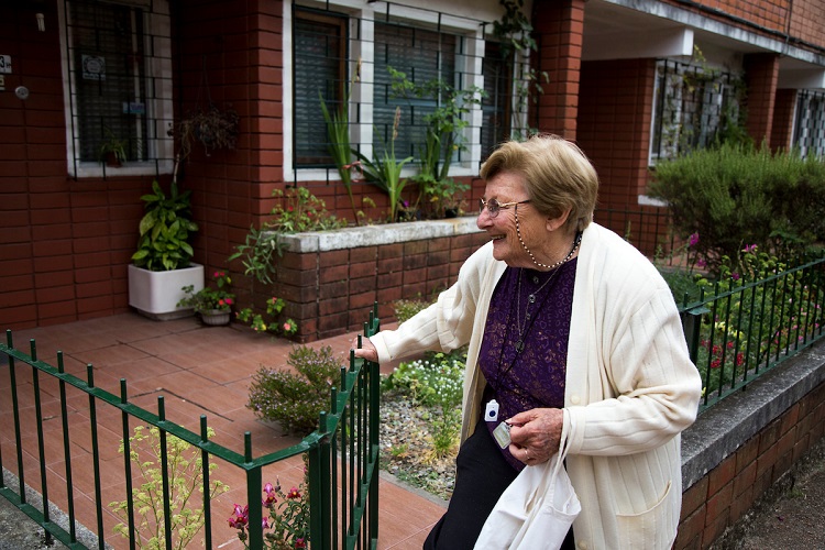 Angélica usuaria de teleasistencia en casa hace sus mandados