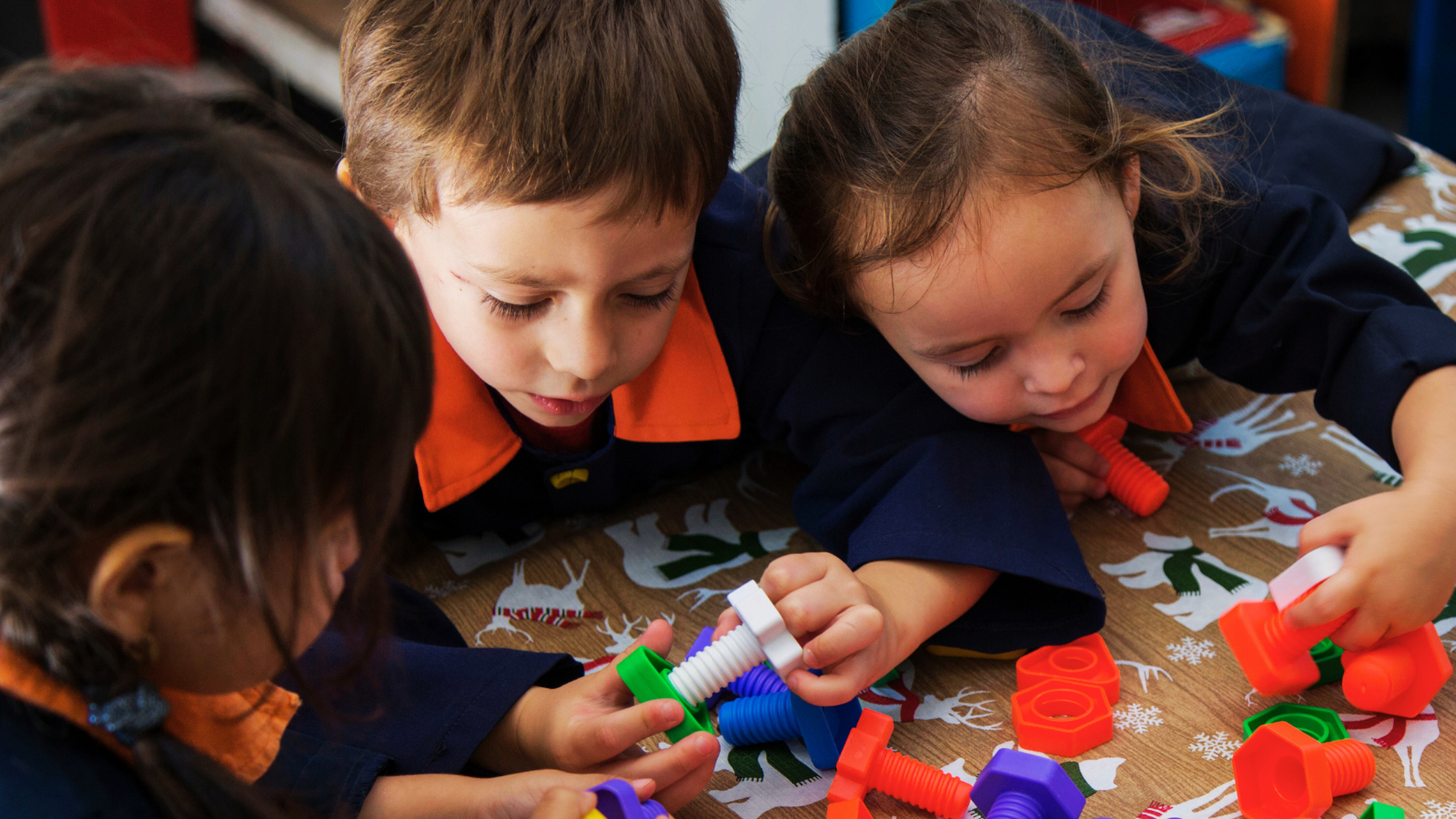 Niños jugando con bloques armables