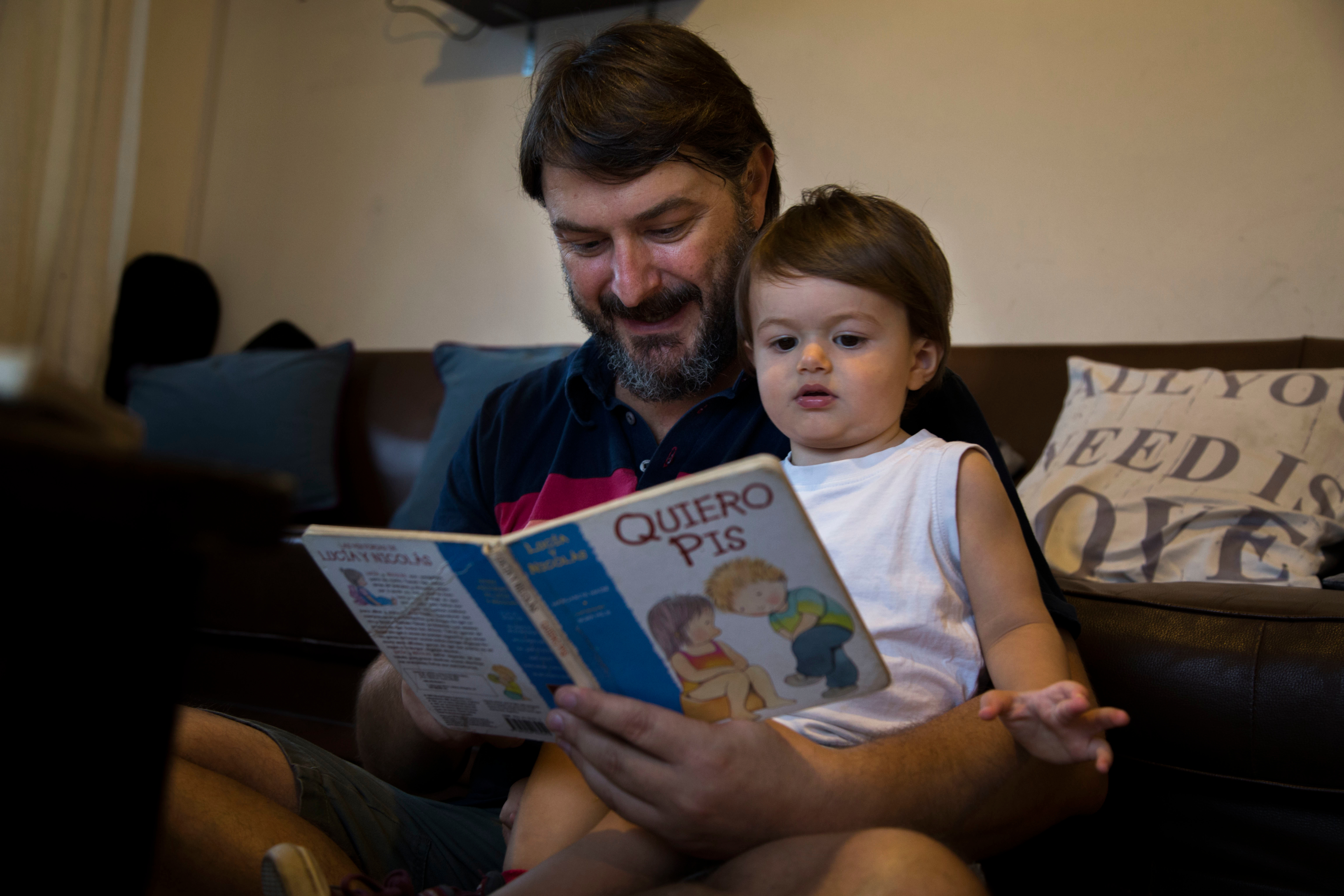 padre leyéndole un libro a su hija