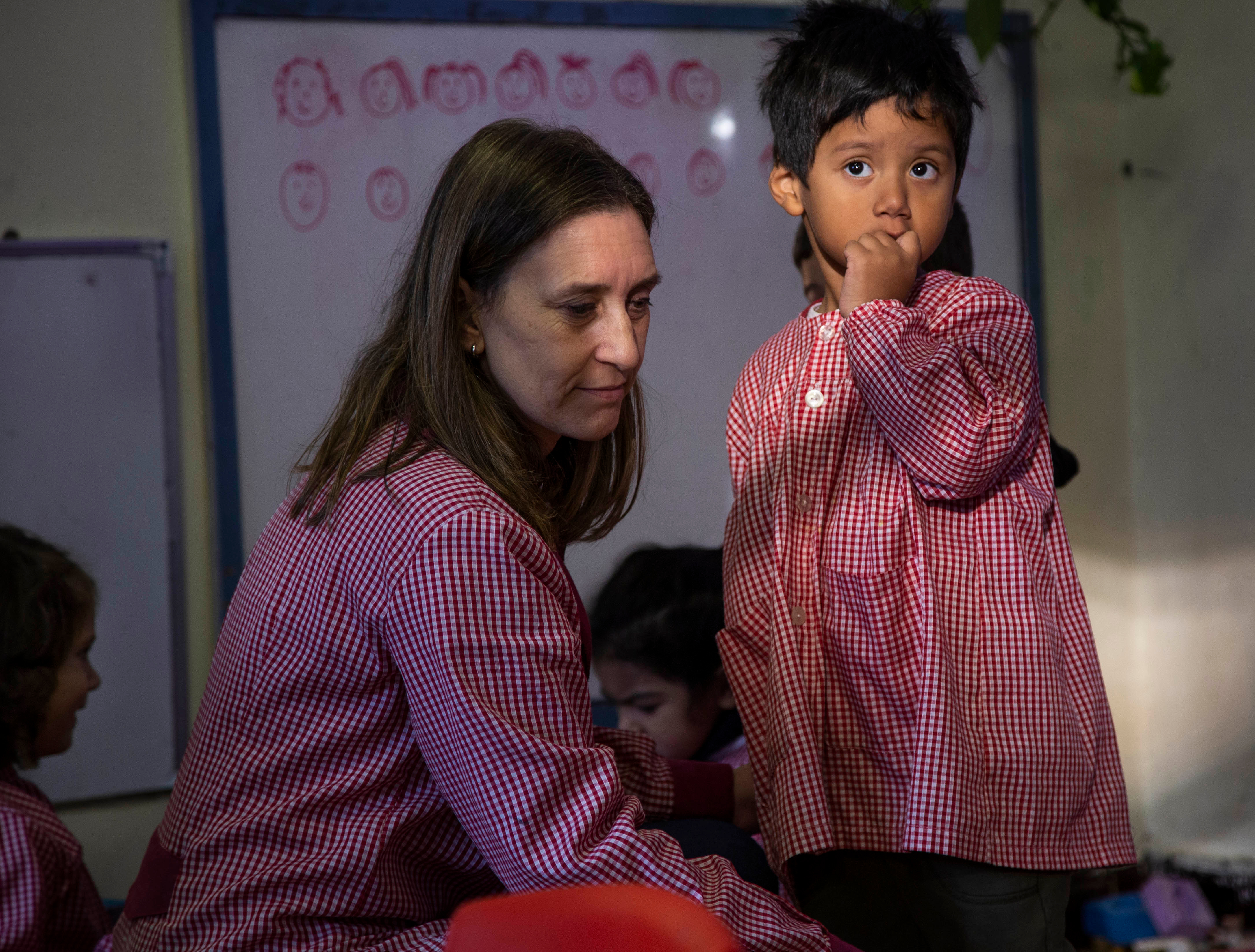 maestra y niño en salón de clases