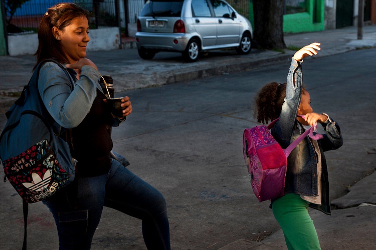 Antonella lleva a su hija Naiara al espacio de cuidados para hijos e hijas del Cerro, mientras ella asiste al liceo