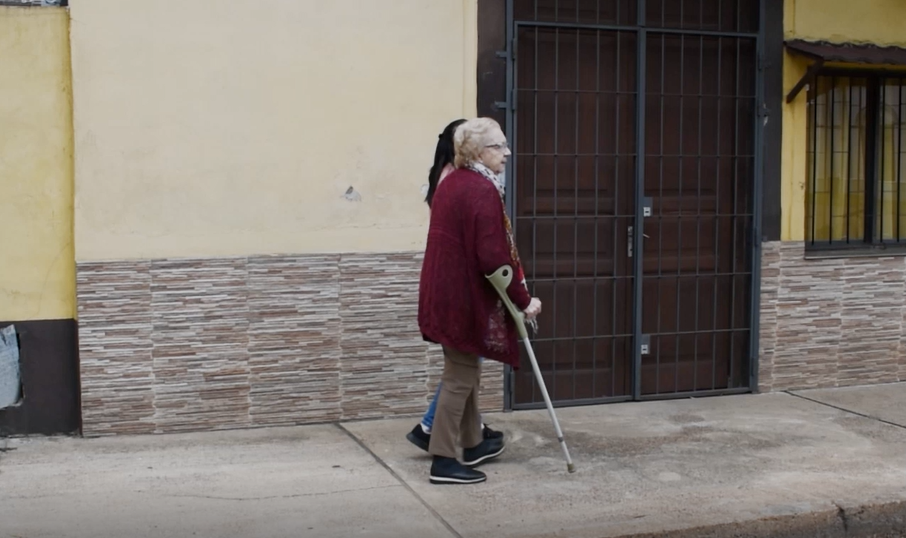 Ana Noble y Wilma Lucas pasean por las calles de Salto