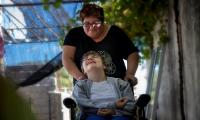Rosanela formada por el Sistema Nacional de Cuidados, como Cuidadora calificada de niños con Discapacidad, trabaja con una joven de 19 años en situación de discapacidad Rosanela formada por el Sistema Nacional de Cuidados, como Cuidadora calificada de niños con Discapacidad, trabaja con una joven de 19 años en situación de discapacidad