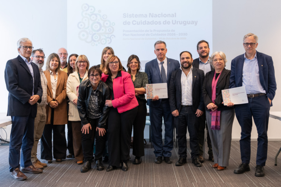 Integrantes de la Junta Nacional de Cuidados con el Presidente de la República