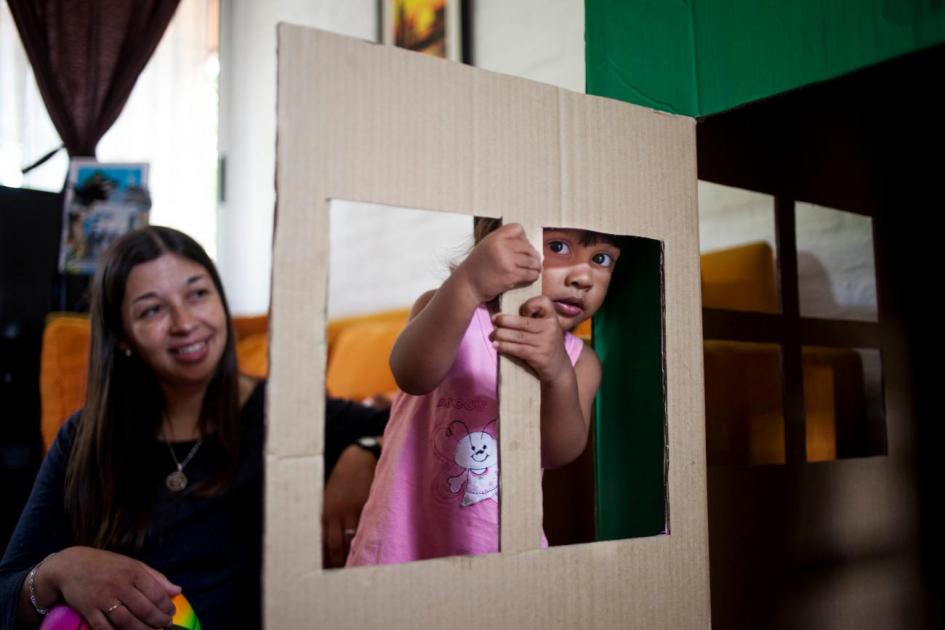 Mayra cuida a Vera en la casa comunitaria de cuidados que funciona en el domicilio de la cuidadora