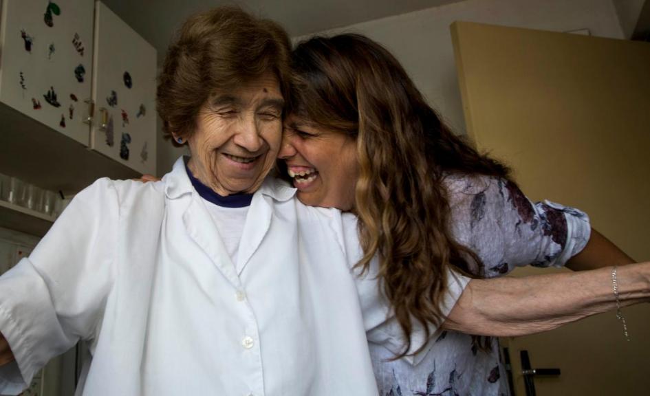 Tota y Natalie, su asistente personal, abrazadas y riendo