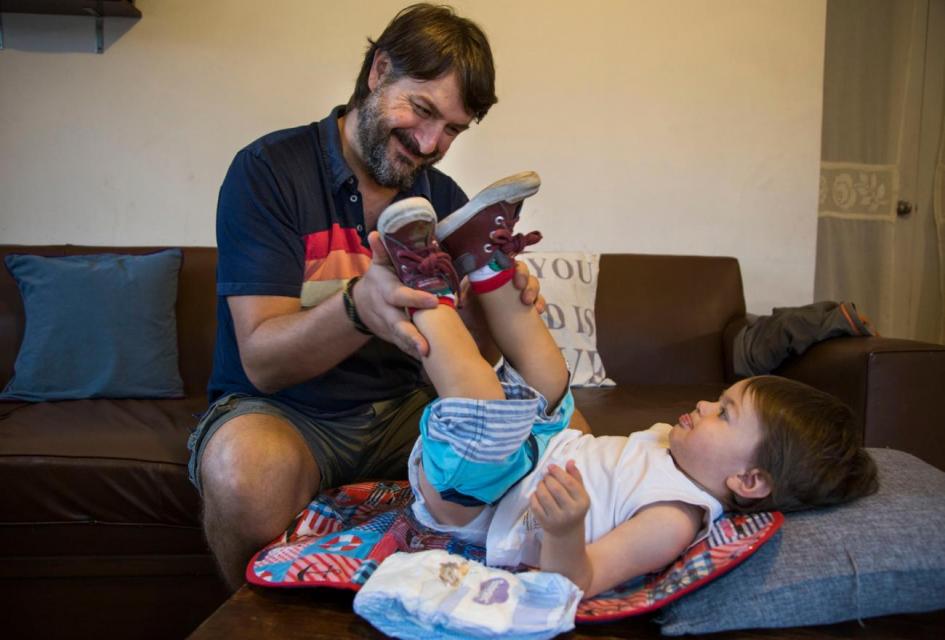 Nacho cambia el pañal a Joaquín, su hijo Nacho cambia el pañal a Joaquín, su hijo