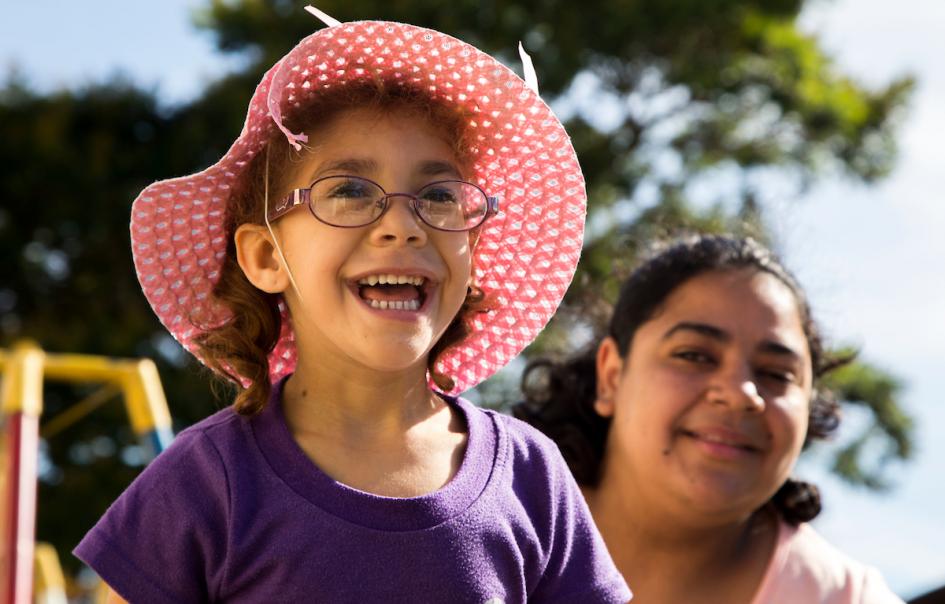 Primera plano de Luz, una niña de 3 años, y Jesica, su asistente personal Primera plano de Luz, una niña de 3 años, y Jesica, su asistente personal