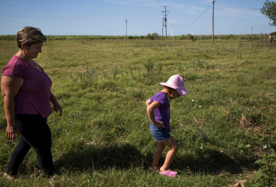 Cuidados y cambio climático Niña y mujer pasean en el campo