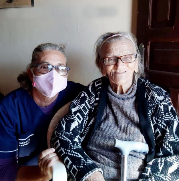 María Aidé junto a su asistida Indamira, una mujer de 97 años