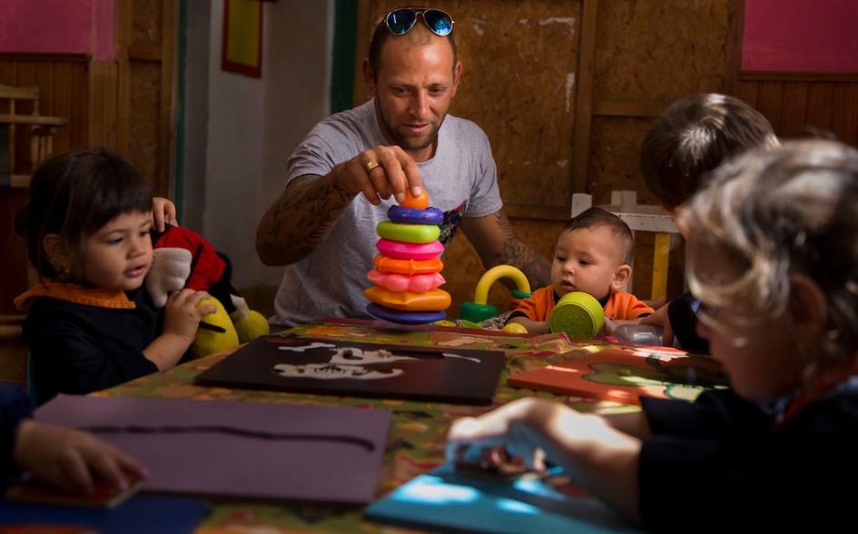 Padre cuida a su hijo en un espacio de Cuidados. Foto: Pablo Larrosa Padre cuida a su hijo en un espacio de Cuidados. Foto: Pablo Larrosa