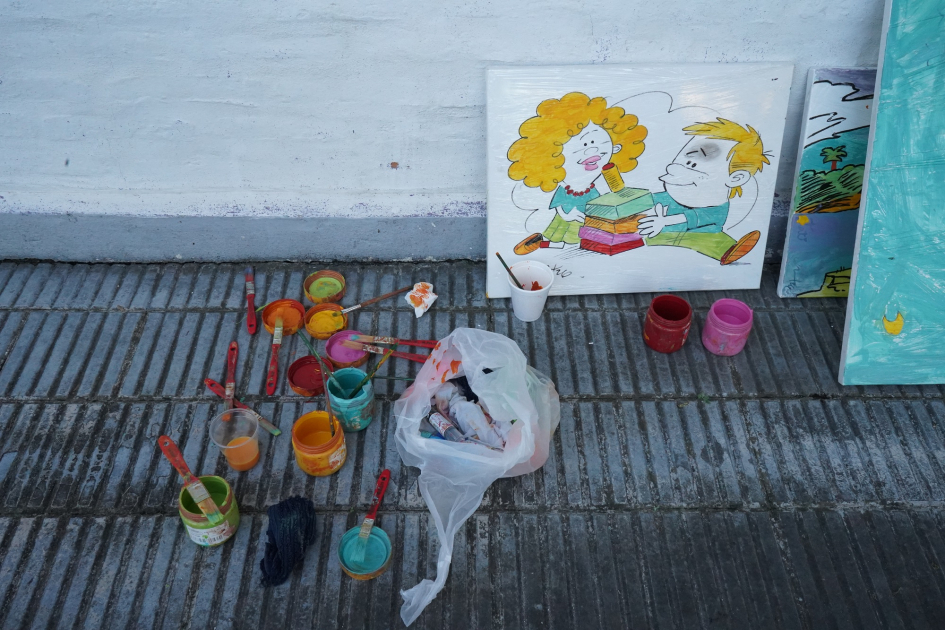 Pinturas y dibujos hechos por niños/as