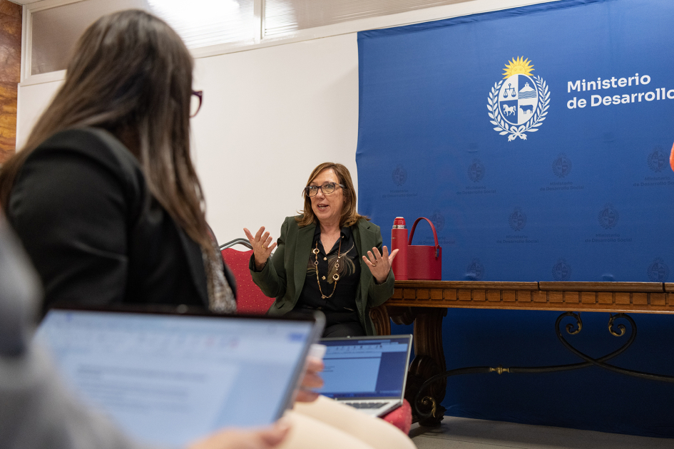 Susana Muñiz exponiendo en encuentro con delegaciones extranjeras