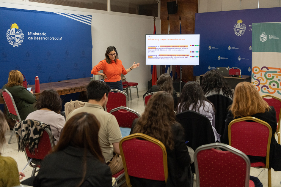 Equipo de la Secretaría de Cuidados expone ante delegaciones en sede de MIDES