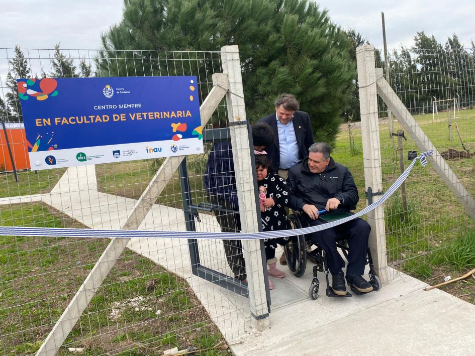 Corte de cinta. Se ve al ministro, al presidente del INAU y al decano de la facultad de veterinaria Corte de cinta. Se ve al ministro, al presidente del INAU y al decano de la facultad de veterinaria