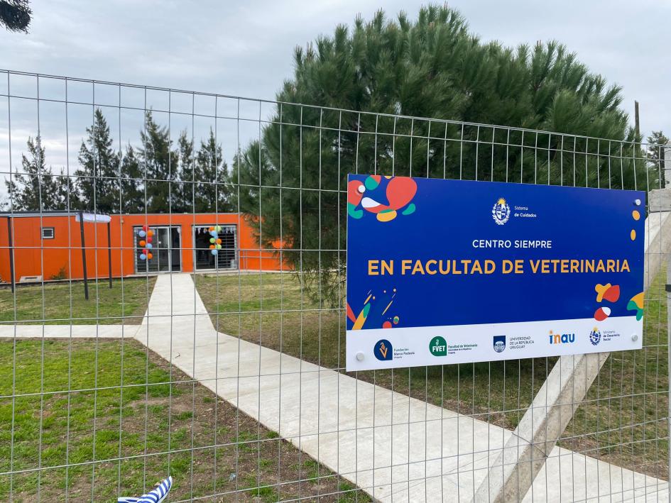 Cartel del Centro SIEMPRE en Facultad de Veterinaria Cartel del Centro SIEMPRE. Se lee: Centro SIEMPRE en Facultad de Veterinaria
