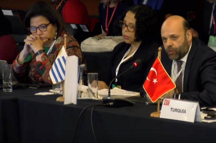 Julio Bango representando a Uruguay en conferencia de CEPAL