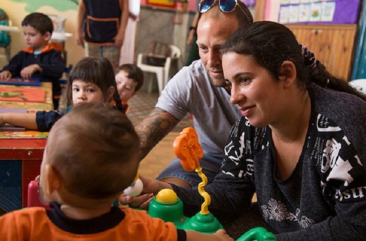 Nadia y Gustavo, mamá y papá de Justin, lo acompañan al jardín de infantes por beca BIS