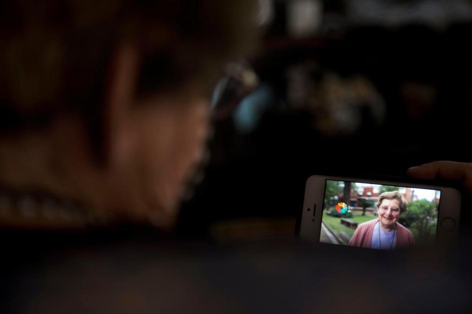 Mujer mayor mirando un video en el celular Mujer mayor mirando un video en el celular
