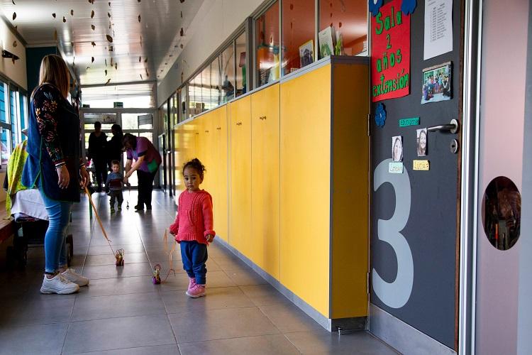 Niña en el pasillo de un centro Caif de nueva construcción Niña en el pasillo de un centro Caif de nueva construcción