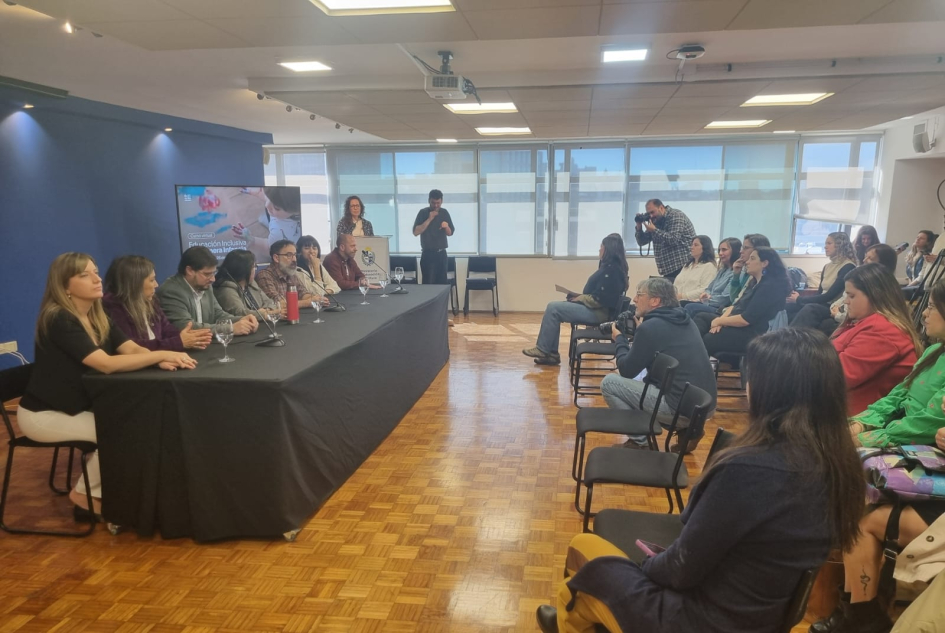 autoridades y público presente