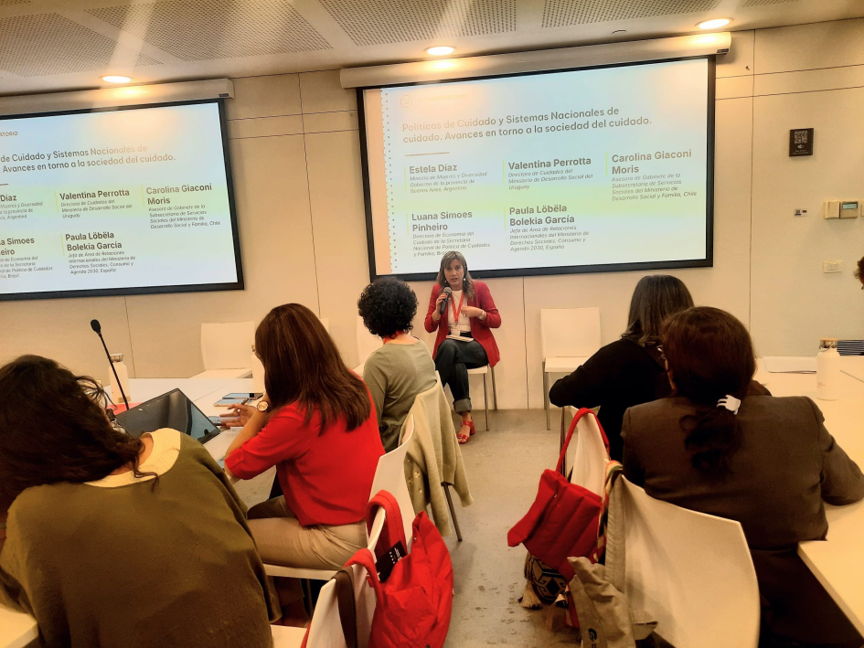 Encuentro sobre cuidados organizado por AECID Directora Valentina Perrotta exponiendo