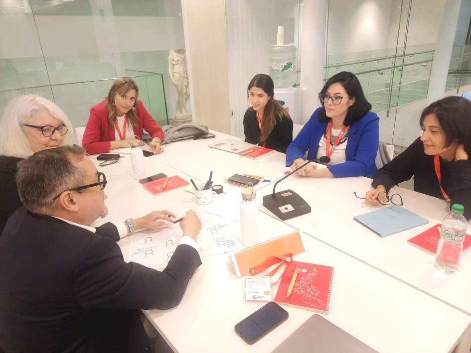 Encuentro sobre cuidados organizado por AECID Una de las mesas de trabajo