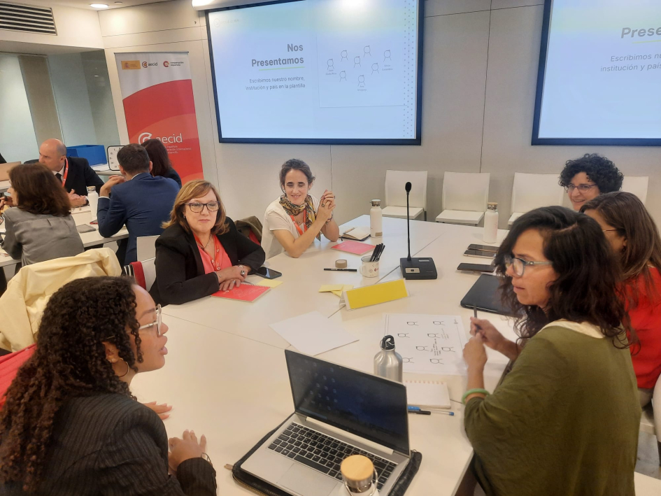 Encuentro sobre cuidados organizado por AECID Una de las mesas de trabajo