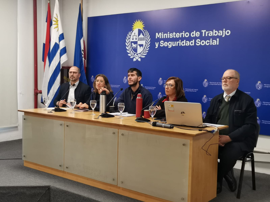 Construcción de un Marco Nacional de Cualificaciones, evento en MTSS mesa de expositores/as