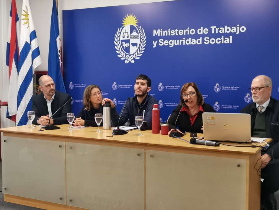 Construcción de un Marco Nacional de Cualificaciones, evento en MTSS mesa de expositores/as