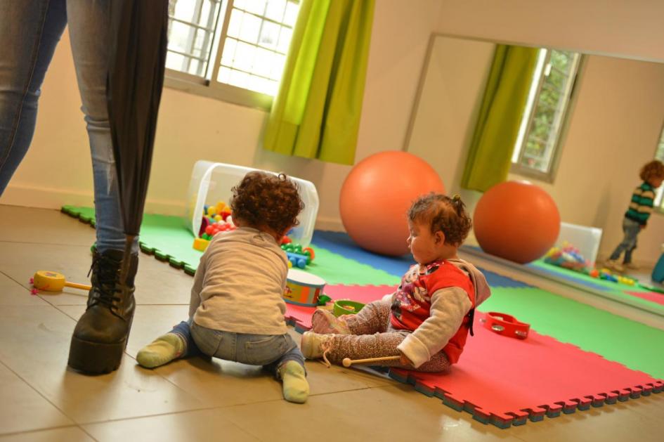 Niños y niñas juegan en experiencias oportunas en el CAIF