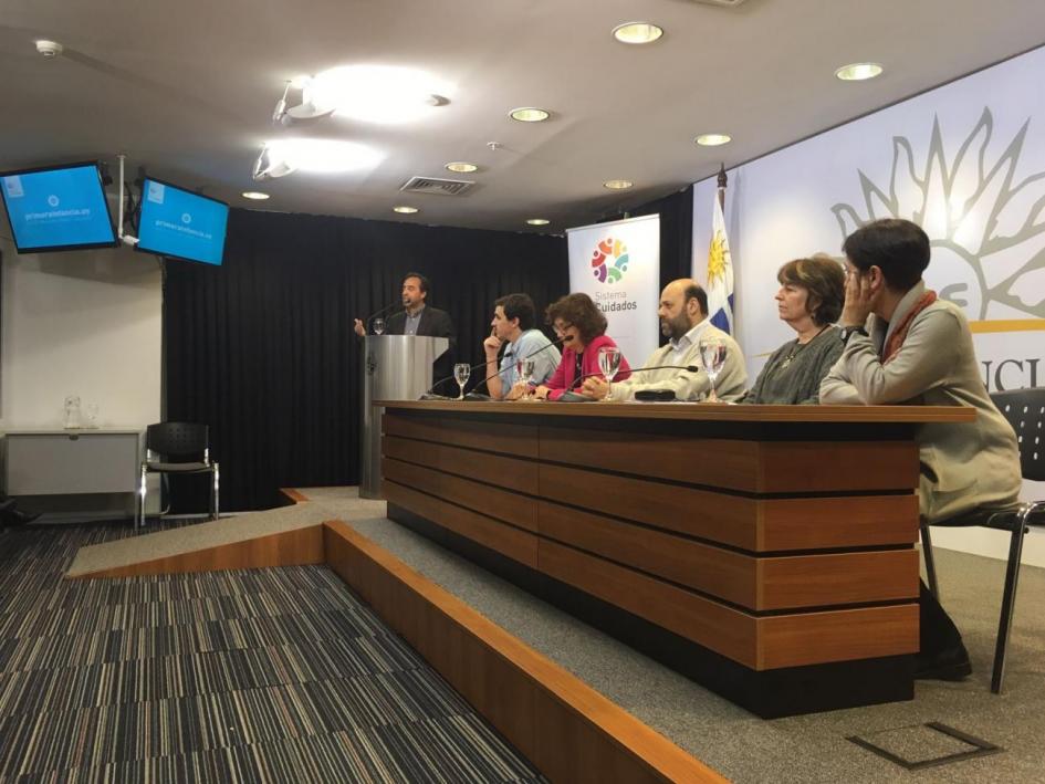 Autoridades presentando el nuevo portal con información sobre centros de educación y cuidados Autoridades presentando el nuevo portal con información sobre centros de educación y cuidados