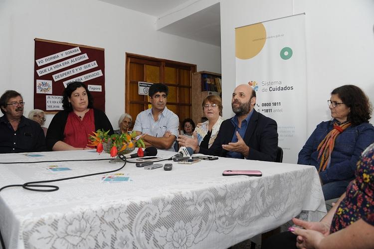 Julio Bango en el panel de inaguración del Centro de Día de Minas