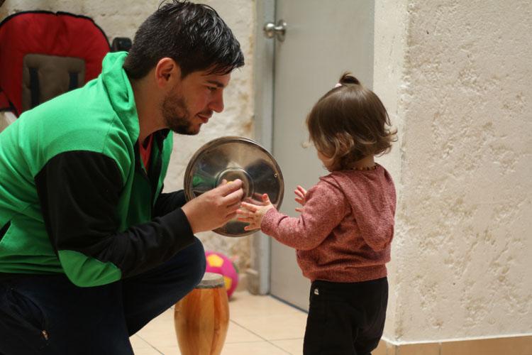 Padres usan licencia de medio horario para cuidados de niños y niñas recién nacidos Padres usan licencia de medio horario para cuidados de niños y niñas recién nacidos