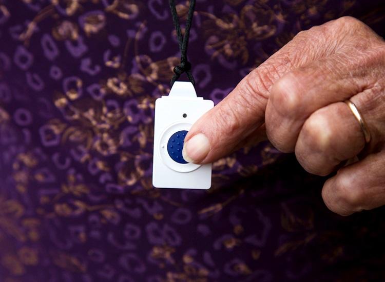 Dispositivo de teleasistencia: pequeño botón que cuelga en el cuello en forma de collar