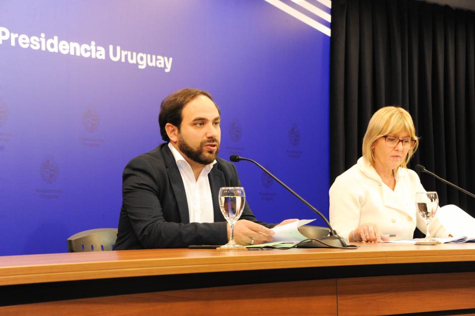 Ministro Civila junto a ministra Lustemberg en conferencia de prensa Ministro Civila junto a ministra Lustemberg en conferencia de prensa