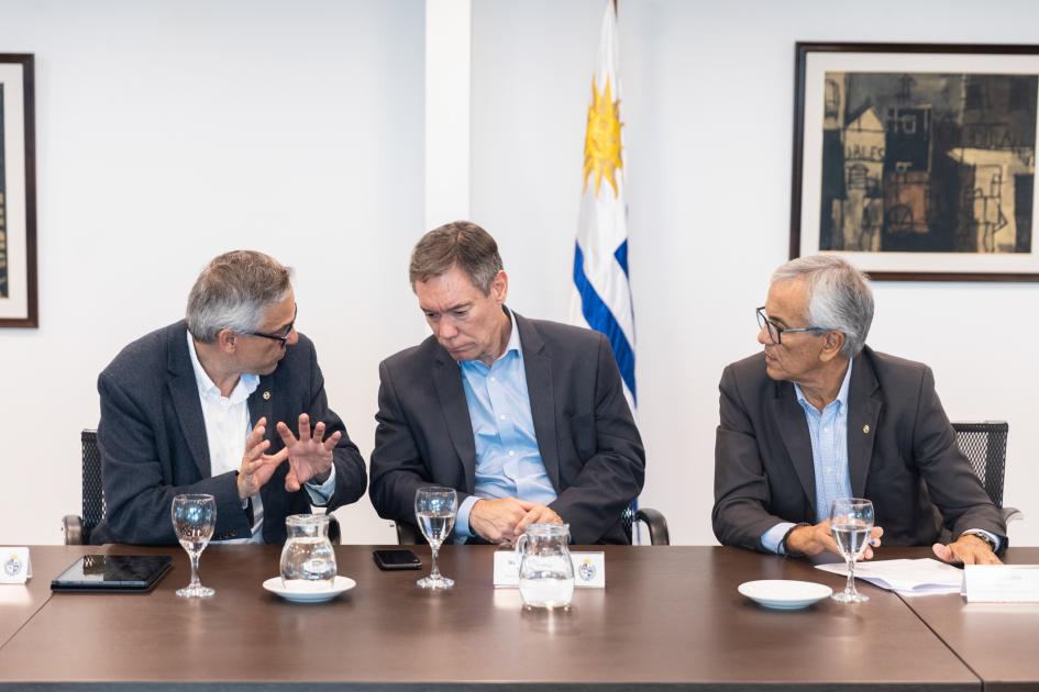 Director de OPP, subsecretario de Economía y Finanzas y el ministro de Trabajo y Seguridad Social. Director de OPP, subsecretario de Economía y Finanzas y el ministro de Trabajo y Seguridad Social.