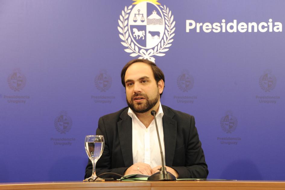 Ministro Civila en conferencia de prensa Ministro Civila en conferencia de prensa