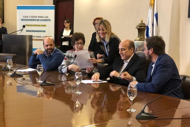 Firma del convenio entre el Sistema de Cuidados y la Intendencia de Montevideo para la apertura de tres centro de día