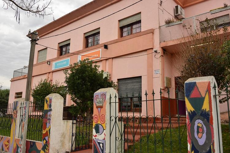 Fachada del centro de hijos de estudiantes Luna Lunera Fachada del centro de hijos de estudiantes Luna Lunera